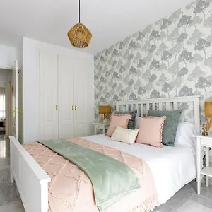 https://living4malaga-mariscal-centre-apartment.hotelsinnerja.org